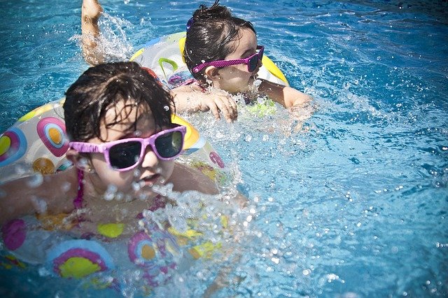 Quel est l’âge idéal pour apprendre à un enfant à nager ?