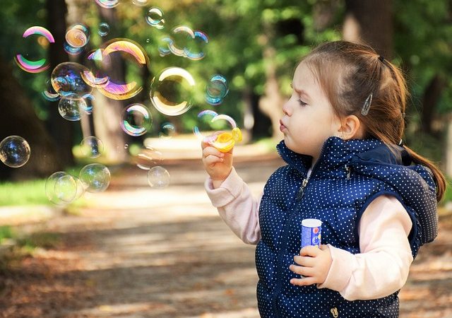 Les tendances en matière de layettes et vêtements pour enfants : ce que les parents devraient savoir