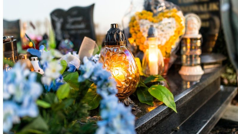 Les souvenirs et objets à inclure dans votre cérémonie funéraire