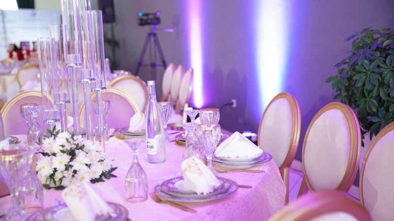 Location de verrerie : comment estimer le nombre de verres par invité ?