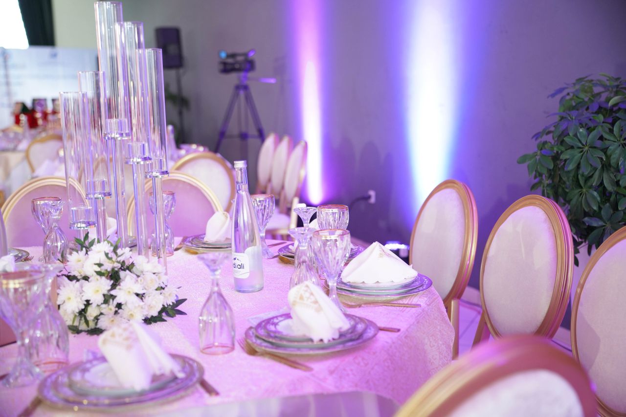 Location de verrerie : comment estimer le nombre de verres par invité ?