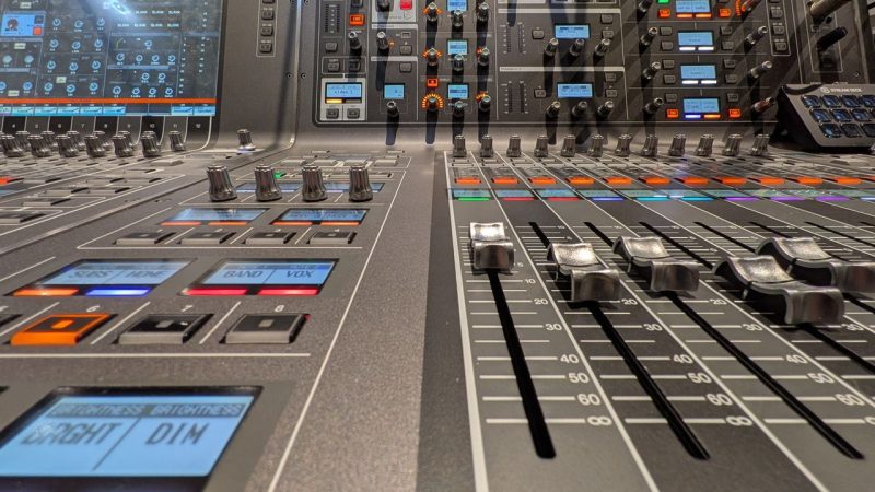 Table de mixage numérique vs analogique : le débat du mixage audio live