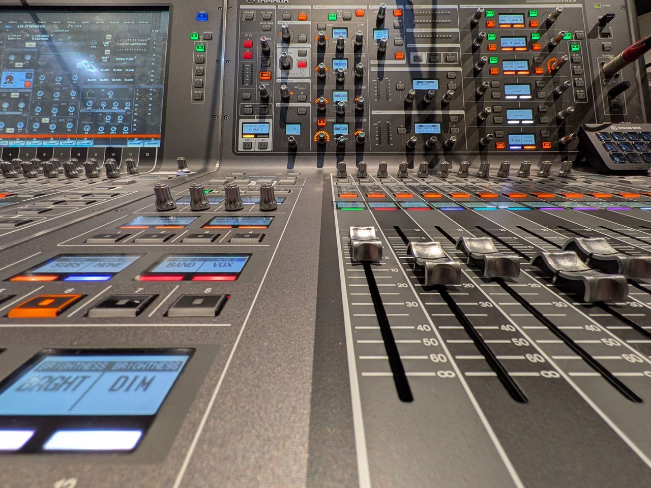 Table de mixage numérique vs analogique : le débat du mixage audio live