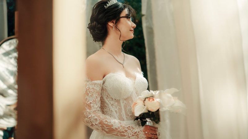 Pourquoi la forme de votre visage dicte votre coiffure mariage idéale?