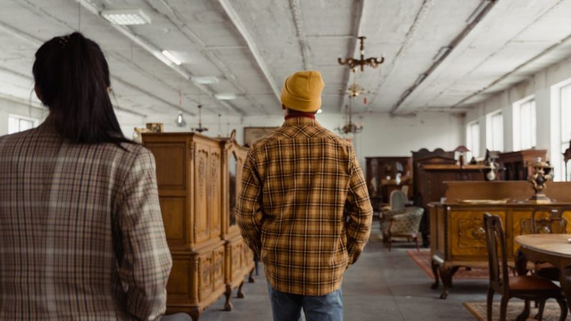 Où chiner le meilleur meuble ancien : brocantes vs vide-greniers?