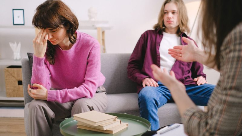 Comment la thérapie de couple aide à désamorcer les tensions familiales?